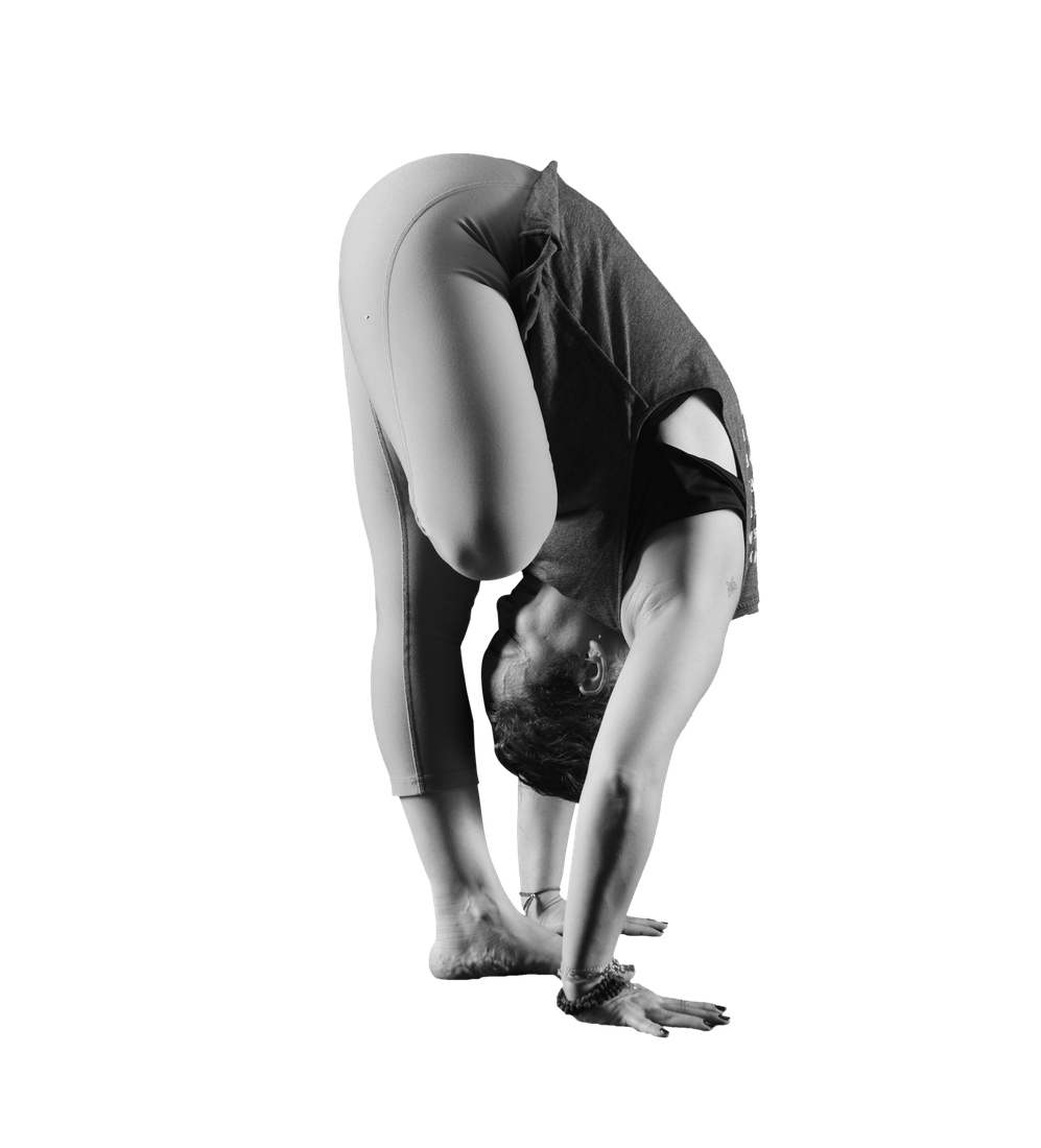 Yoga dersinde öne eğilme pozu